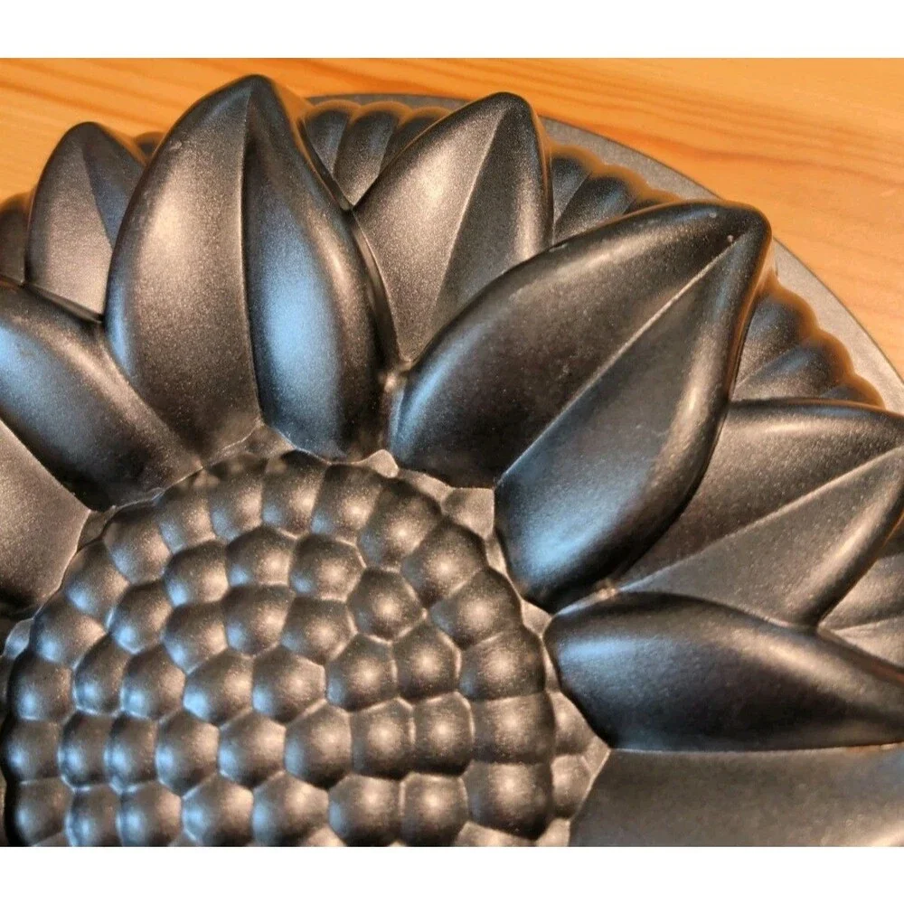 NordicWare SUNFLOWER Bundt Cake Pan Mold 10 Cup Aluminum USA Floral Bakeware